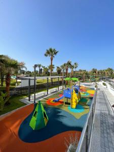 - une aire de jeux dans un parc avec toboggan dans l'établissement Apartamento exclusivo playa granada golf, à Motril