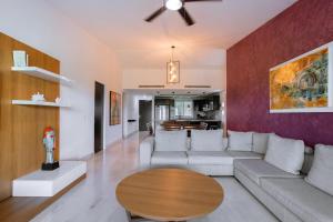 sala de estar con sofá blanco y mesa de madera en Luxury Beach Residences, en Puerto Morelos