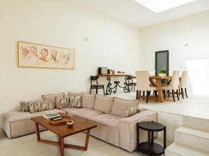 Agios Georgios的住宿－Luxurious Villa Antiparos，客厅配有沙发和桌子