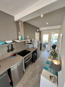 Η κουζίνα ή μικρή κουζίνα στο Pure Chill Apartment Sitges centre beach