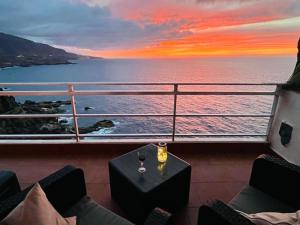 puesta de sol desde el balcón de un crucero en Sea lover's nest en Los Realejos