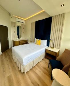 Postel nebo postele na pokoji v ubytování Metro Art Hotel