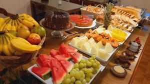 Villa Chalés Gramado - OH HOTÉIS في غرامادو: طاولة مليئة بالكثير من أنواع الفاكهة المختلفة