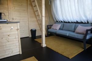 DalerveenにあるWellness Tentlodge Patrijs met bad en sauna en privesanitairのギャラリーの写真