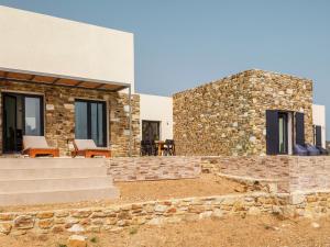 Agios Georgios的住宿－Luxurious Villa Antiparos，一座带石墙和窗户的房子