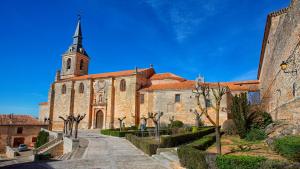 an old church with a steeple on top of it at Exclusive Lerma - Smart TV de 75", Netflix y Parking Gratis in Lerma