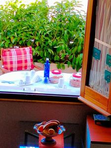 uma janela de casa de banho com um lavatório e uma torneira em B & B Baglio Mangiapane em Custonaci