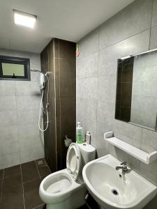 Holiday Inn Stay 3B2R Meritus Residensi Perai في بيراي: حمام به مرحاض أبيض ومغسلة