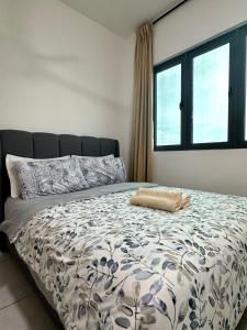 1 dormitorio con cama con edredón y ventana en Holiday Inn Stay 3B2R Meritus Residensi Perai, en Perai
