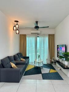 een woonkamer met een bank en een tafel bij Holiday Inn Stay 3B2R Meritus Residensi Perai in Perai