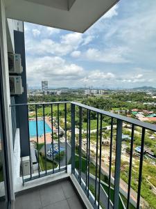 balcón con vistas a la piscina en Holiday Inn Stay 3B2R Meritus Residensi Perai, en Perai