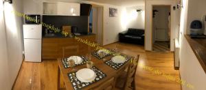 Kuchyňa alebo kuchynka v ubytovaní Apartamenty MOŁS Zakopane