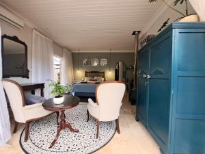 a room with a table and chairs and a bed at Ceres Cozy Cottage in Ceres