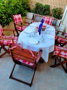 uma mesa com uma toalha de mesa branca num pátio em B & B Baglio Mangiapane em Custonaci