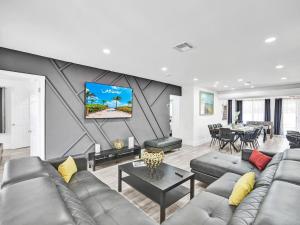 ハリウッドにあるSeaside Oasis in Hollywood Lakes near the Beachのソファと壁掛けテレビのあるリビングルーム +38枚の写真