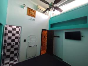 a room with a ceiling fan and a checkered floor at Pintoresco departamento full equipado in Buenos Aires