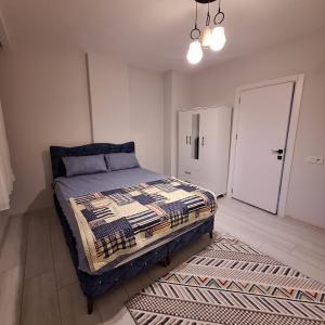 a bedroom with a bed and a rug on the floor at İlhan Apart 8 in Erdemli +38 photos
