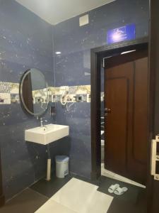 a bathroom with a sink and a mirror at حي بلاس للأجنحة الفندقية in Najran +9 photos