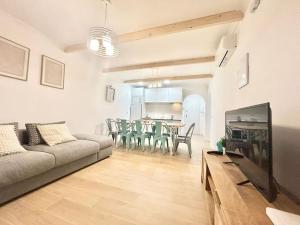TV a/nebo společenská místnost v ubytování Home, tulipán Orihuela costa