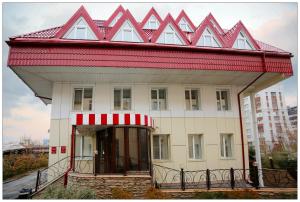 una casa con techo rojo encima en Colibri Hotel, en Novosibirsk