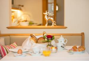 Opsi sarapan yang tersedia untuk tamu di Hotel Garni Edelweiss