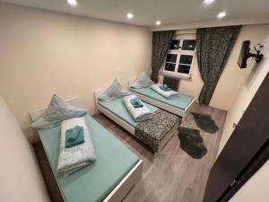 a small room with two beds and a window at Ferienwohnung Vogtland in Adorf