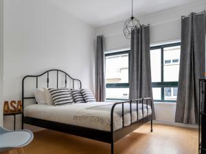 una camera con un letto e una grande finestra di Oporto Bonjardim Residence a Porto