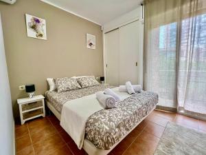 - une chambre avec un lit et une fenêtre dans l'établissement Apartaments Platja d’Aro, à Platja d'Aro