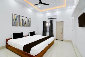 um quarto com uma cama e uma ventoinha de tecto em OYO Orchid Guest House em Durgapur