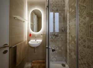 Un baño con ducha, lavabo y espejo. en Malta Serenity Home, en Marsaskala