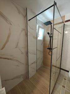 cabina doccia con porta in vetro di Villamartin plaza golf apt, SUPER spot a Orihuela Costa