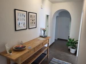 een hal met een houten tafel in een kamer bij Zentrumsnahe Wohlfühloase in Kassel