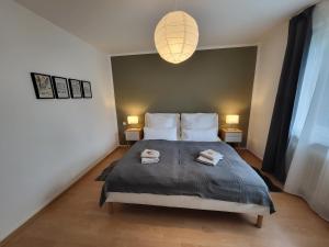 een slaapkamer met een groot bed met twee handdoeken erop bij Zentrumsnahe Wohlfühloase in Kassel