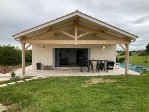 Το κτήριο όπου στεγάζεται  η παραθεριστική κατοικία