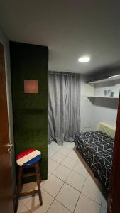 若昂佩索阿的住宿－Europa Vista Mar，一间卧室,卧室内配有一张床和一张凳子