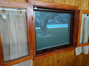 a window in a wooden wall with a television at VILLA FELICIA in Torino di Sangro