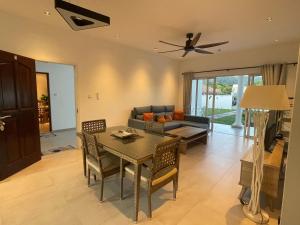 sala de estar con mesa y sofá en Tropic Villa Annex, en Grand'Anse Praslin