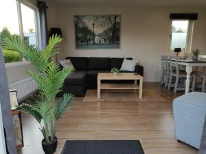 Khu vực ghế ngồi tại Cozy chalet near Amsterdam at Camping Venhop +28 ảnh
