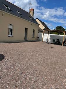 une cour vide avec une aire de jeux devant une maison dans l'établissement maison de campagne le GAULT, 