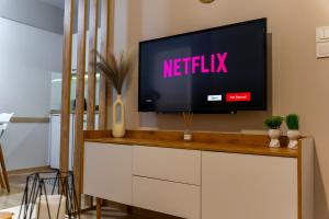 Televízia a/alebo spoločenská miestnosť v ubytovaní NOVOS guesthouse Meteora