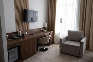 JAZZ HOTEL Gyumri的电视和/或娱乐中心