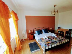 a bedroom with a bed and a table and a window at B&B "Retro Gusto " in Pićan