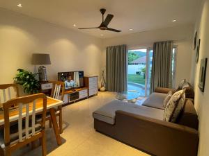 Grand'Anse PraslinにあるTropic Villa Annexのリビングルーム(ソファ、テーブル、テレビ付)
