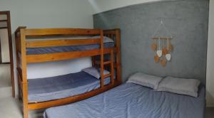 Двох'ярусне ліжко або двоярусні ліжка в номері Apartamento Centro de Ubatuba