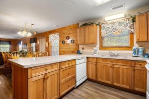 Köök või kööginurk majutusasutuses Poplar Point Condo Unit 12E by Eden Crest