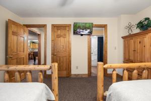 Voodi või voodid majutusasutuse Poplar Point Condo Unit 12E by Eden Crest toas