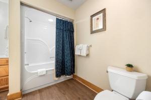 Vannituba majutusasutuses Poplar Point Condo Unit 12E by Eden Crest