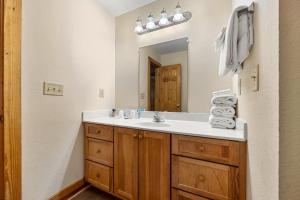Vannituba majutusasutuses Poplar Point Condo Unit 12E by Eden Crest