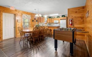 Köök või kööginurk majutusasutuses Poplar Point Condo Unit 12E by Eden Crest