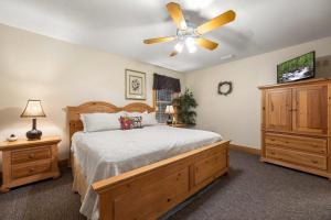 Voodi või voodid majutusasutuse Poplar Point Condo Unit 12E by Eden Crest toas